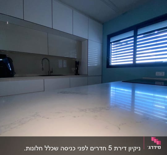 משטח שיש נקי ומבריק במטבח מודרני